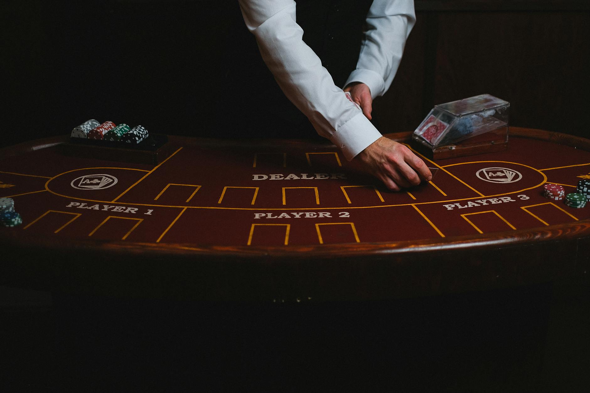 Bàn blackjack với bài và chip đặt cược ở góc nhìn cận cảnh