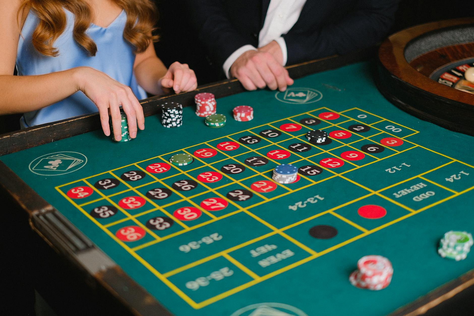 Các chip cược xếp theo mức tăng dần trên bàn roulette
