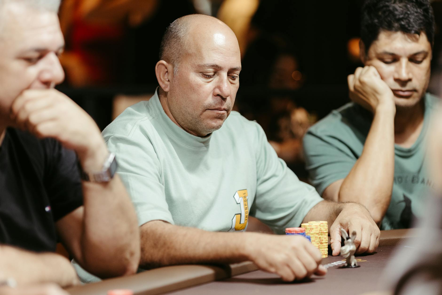Người chơi poker quan sát nét mặt và cách đặt chip của đối thủ trên bàn