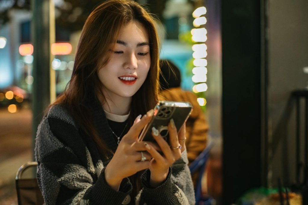Người dùng theo dõi kỳ quay xổ số nhanh trên điện thoại với đồng hồ đếm ngược rõ ràng